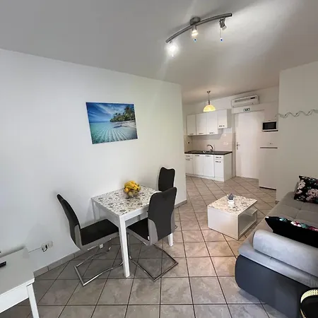 In By Interhome شقة